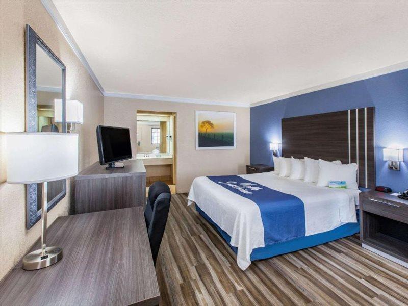 Days Inn & Suites By Wyndham Braunig Lake Elmendorf Екстер'єр фото