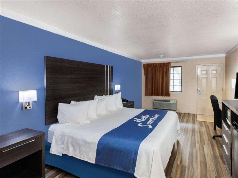 Days Inn & Suites By Wyndham Braunig Lake Elmendorf Екстер'єр фото