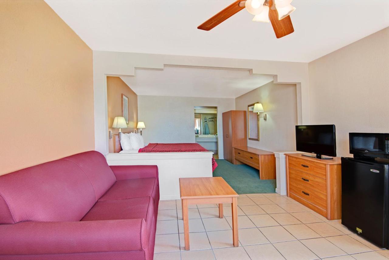 Days Inn & Suites By Wyndham Braunig Lake Elmendorf Номер фото